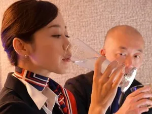 Vào bar uống say được anh nhân viên đưa về nhà nghỉ "phục vụ"