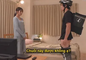 Một cô gái xinh đẹp đeo kính đang chiến đấu dữ dội với một người đàn ông đeo mặt nạ. Cô ấy có đôi tất trắng và giày cao gót rất đẹp. Cô ấy gác chân lên vai và đẩy mạnh vào anh. Cô ấy cầm lấy dương vật của anh ấy và cưỡi lên nó. Cô ấy không hài lòng và thủ dâm bằng một con cặc giả.